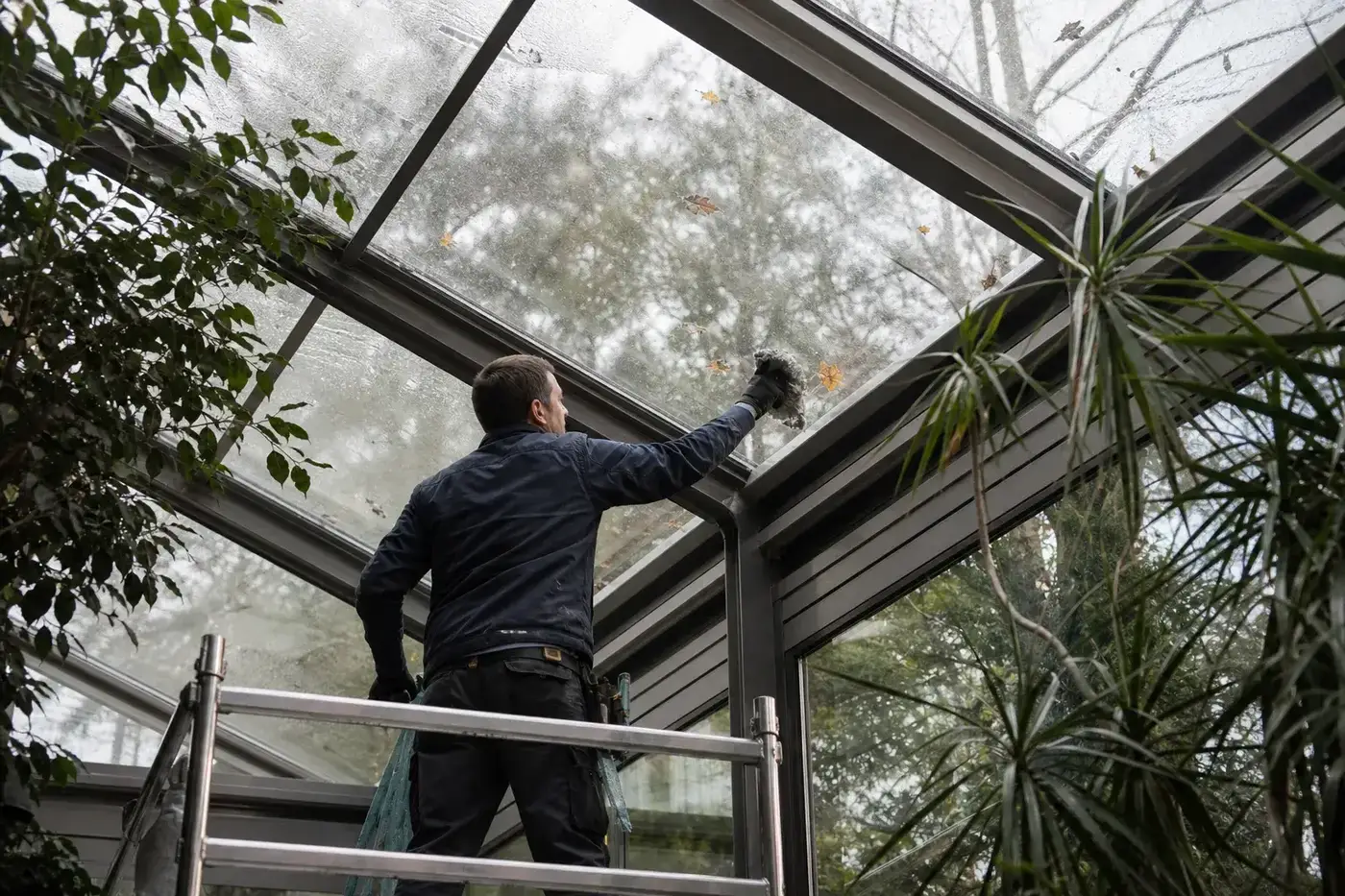 Wintergarten und Glasdächer reinigen – Fensterreinigung Wien Fensterreiniger reinigt Wintergarten-Verglasung und Glasdach in Wien gründlich
